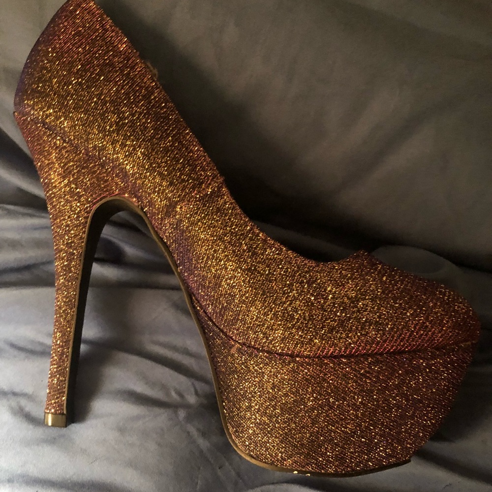 Women size 7 pumps ***brandnew***